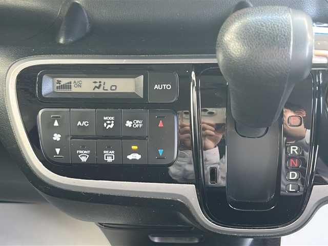 ホンダ Ｎ ＢＯＸ カスタム G Lパッケージ 神奈川県 2012(平24)年 4.5万km ポリッシュドメタルメタリック ワンオーナー/純正ディーラーナビ(CD/DVD/SD/ワンセグTV)/バックカメラ/プッシュスタート/左側パワースライドドア/横滑り防止装置/オートライト/純正フロアマット/純正ドアバイザー/ステアリングスイッチ/スペアキー×1/保証書/取扱説明書