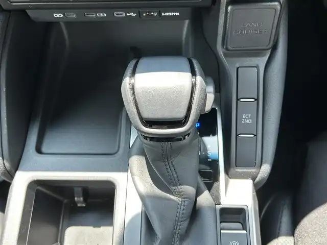 トヨタ ランドクルーザー ２５０ VX 富山県 2024(令6)年 1.6万km アバンギャルドブロンズメタリック ディーラーオプション丸目ヘッドランプ/純正12.3インチナビ/Bluetooth、USB、HDMI、フルセグTV /LEDヘッドライト/ETC2.0 /サンルーフ/3列シート/電動リアゲート/純正フロアマット/パワーシート/ルーフレール/コーナーセンサー/レーンアシスト/ABS/横滑り防止装置/オートライト/オートハイビーム