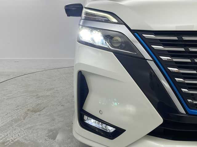 日産 セレナ e－パワー ハイウェイスター V 茨城県 2021(令3)年 6.4万km ブリリアントホワイトパール 2トーン 純正１０型ナビ　パノラミックビューモニター　ドライブレコーダー　ビルトインＥＴＣ　衝突軽減ブレーキ　シートヒーター　スマートキー　両側電動スライドドア　アダプティブクルーズコントロール　ＬＥＤライト