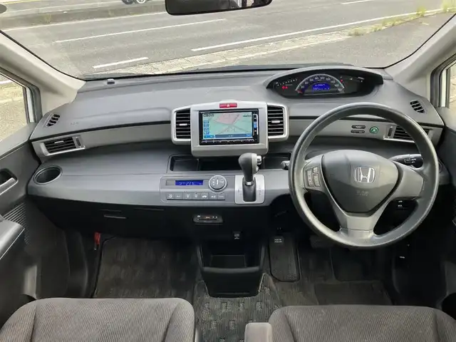 ホンダ フリード G ジャストセレクション 広島県 2015(平27)年 5.6万km ホワイトオーキッドパール 純正ディーラーナビ（VXM-152VFi）/バックカメラ/フルセグTV/Bluetooth/パワースライドドア（助手席側）/HIDヘッドライト/オートライト/ビルトインETC/プラズマクラスター/オートエアコン/社外14インチアルミホイール/スマートキーシステム/取扱説明書/スペアキー