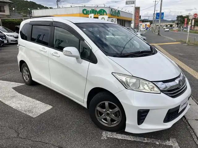 ホンダ フリード G ジャストセレクション 広島県 2015(平27)年 5.6万km ホワイトオーキッドパール 純正ディーラーナビ（VXM-152VFi）/バックカメラ/フルセグTV/Bluetooth/パワースライドドア（助手席側）/HIDヘッドライト/オートライト/ビルトインETC/プラズマクラスター/オートエアコン/社外14インチアルミホイール/スマートキーシステム/取扱説明書/スペアキー