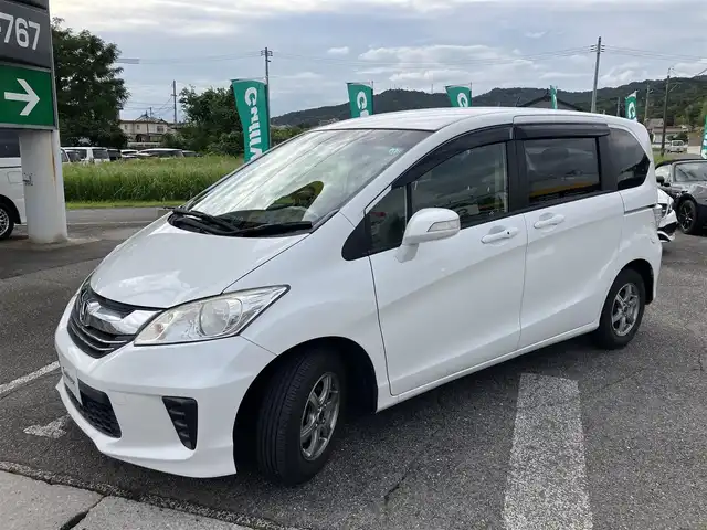 ホンダ フリード G ジャストセレクション 広島県 2015(平27)年 5.6万km ホワイトオーキッドパール 純正ディーラーナビ（VXM-152VFi）/バックカメラ/フルセグTV/Bluetooth/パワースライドドア（助手席側）/HIDヘッドライト/オートライト/ビルトインETC/プラズマクラスター/オートエアコン/社外14インチアルミホイール/スマートキーシステム/取扱説明書/スペアキー