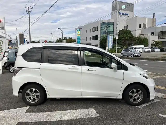 ホンダ フリード G ジャストセレクション 広島県 2015(平27)年 5.6万km ホワイトオーキッドパール 純正ディーラーナビ（VXM-152VFi）/バックカメラ/フルセグTV/Bluetooth/パワースライドドア（助手席側）/HIDヘッドライト/オートライト/ビルトインETC/プラズマクラスター/オートエアコン/社外14インチアルミホイール/スマートキーシステム/取扱説明書/スペアキー