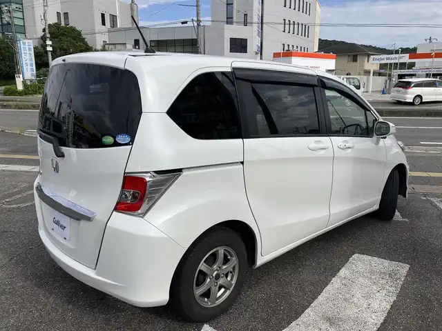ホンダ フリード G ジャストセレクション 広島県 2015(平27)年 5.6万km ホワイトオーキッドパール 純正ディーラーナビ（VXM-152VFi）/バックカメラ/フルセグTV/Bluetooth/パワースライドドア（助手席側）/HIDヘッドライト/オートライト/ビルトインETC/プラズマクラスター/オートエアコン/社外14インチアルミホイール/スマートキーシステム/取扱説明書/スペアキー