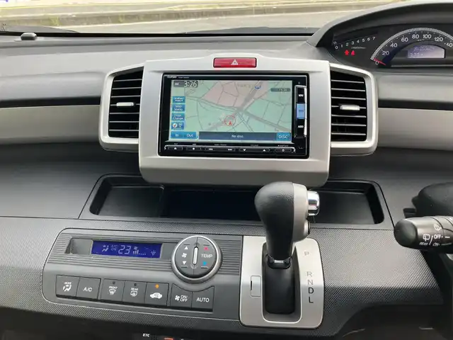 ホンダ フリード G ジャストセレクション 広島県 2015(平27)年 5.6万km ホワイトオーキッドパール 純正ディーラーナビ（VXM-152VFi）/バックカメラ/フルセグTV/Bluetooth/パワースライドドア（助手席側）/HIDヘッドライト/オートライト/ビルトインETC/プラズマクラスター/オートエアコン/社外14インチアルミホイール/スマートキーシステム/取扱説明書/スペアキー