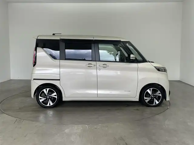日産 ルークス HWS Gターボ プロパイロットED 兵庫県 2020(令2)年 7.3万km フローズンバニラパール ・純正ナビ（MM320D-L）/CD/DVD/SD/TV/Bluetooth/USB/・アラウンドビューモニター/・ドライブレコーダー/・ビルトインETC/・LEDヘッドライト/・LEDフォグ/・オートライト/・プロパイロット/・エマージェンシーブレーキ/・車線逸脱警報/・車線逸脱防止支援/・先行車発進お知らせ/・ふらつき警報/・標識検知機能/・ハイビームアシスト/・快適パックA/プラズマクラスター搭載リヤシーリングファン/パーソナルテーブル〈後席〉（カップホルダー各2個、コンビニフック付、折りたたみ格納式）/カップホルダー（9個）/USBソケット〈助手席シートバック部〉/ロールサンシェード〈リヤ〉/撥水加工シート/・両側パワースライドドア/・革巻きステアリング/・レザー調シートカバー/・インテリジェントキー/・プッシュスタート/・カーテンエアバック