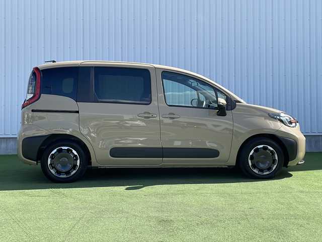 トヨタ シエンタ ハイブリッド Z 香川県 2024(令6)年 0.4万km ベージュ 純正９インチナビ　/(Bluetooth/フルセグTV)/パノラミックビューモニター/両側パワースライドドア　/レーダークルーズコントロール　/ステアリングヒーター/革巻きステアリング/ステアリングリモコン/シートヒーター/ブラインドスポットモニター　/レーンディパーチャーアラート/プリクラッシュセーフティ　/前後コーナーセンサー/LEDライト/オートハイビーム/オートライト/ＥＴＣ２．０/ナビ連動型ドラレコ/ISOFIX/スマートキー/プッシュスタート