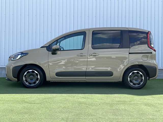 トヨタ シエンタ ハイブリッド Z 香川県 2024(令6)年 0.4万km ベージュ 純正９インチナビ　/(Bluetooth/フルセグTV)/パノラミックビューモニター/両側パワースライドドア　/レーダークルーズコントロール　/ステアリングヒーター/革巻きステアリング/ステアリングリモコン/シートヒーター/ブラインドスポットモニター　/レーンディパーチャーアラート/プリクラッシュセーフティ　/前後コーナーセンサー/LEDライト/オートハイビーム/オートライト/ＥＴＣ２．０/ナビ連動型ドラレコ/ISOFIX/スマートキー/プッシュスタート