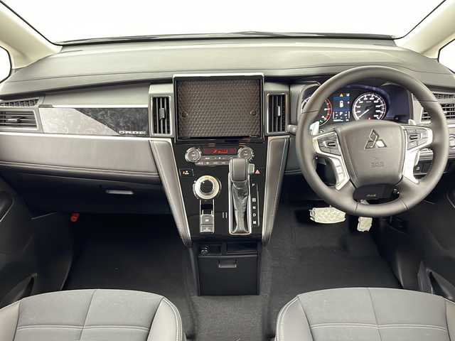 三菱 デリカＤ：５ シャモニー 群馬県 2025(令7)年 0.1千km 黒Ⅱ 登録済未使用車　４ＷＤ　バックカメラ　電動リアゲート　両側電動スライドドア　シートヒーター　ステアリングヒーター　ＢＳＷ　追従クルーズコントロール　衝突被害軽減システム　ハーフレザーシート　禁煙車