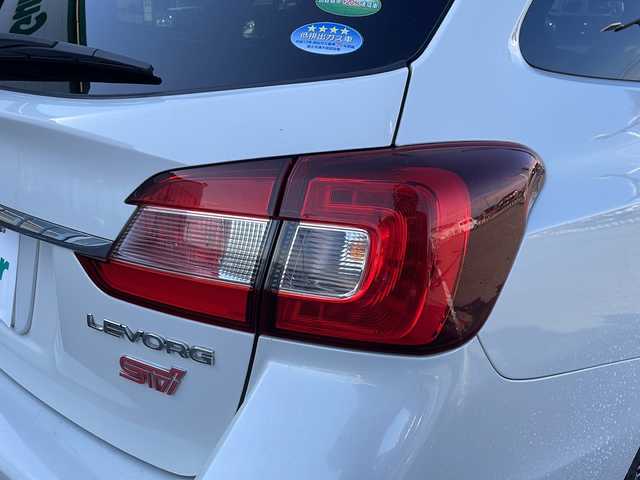 スバル レヴォーグ 1．6STIスポーツアイサイト ブラックセレ 新潟県 2019(令1)年 6.7万km クリスタルホワイトP ワンオーナー/純正メモリナビ/(Bluetooth/AM/FM/DVD)/フルセグTV/アイサイト/レーダークルーズコントロール/衝突軽減システム/ブラインドスポットアシスト/ハーフレザーシート/バックカメラ/サイドカメラ/STIフロントスポイラー/パドルシフト/メモリーパワーシート(運転席)/パワーシート(助手席)/デジタルインナーミラー/純正AW付サマータイヤ/純正フロアマット/ETC/LEDヘッドライト/LEDフォグライト/プッシュスタート