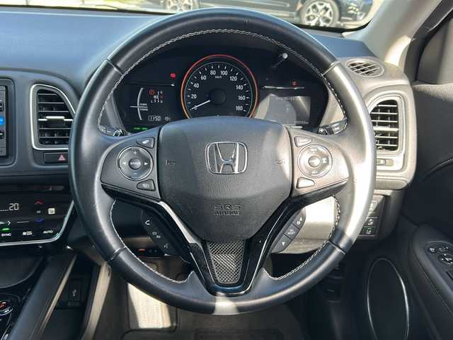 ホンダ ヴェゼル ハイブリッド Z ホンダセンシング 千葉県 2017(平29)年 5.4万km クリスタルブラックパール 純正ナビ/フルセグＴＶ/ＣＤ/ＤＶＤ/ＵＳＢ/Ｂｌｕｅｔｏｏｔｈ接続/ＥＴＣ/レーダークルーズコントロール/バックカメラ/前方ドライブレコーダー/前後コーナーセンサー/前席シートヒーター/デジタルルームミラー/レーンキープアシスト/衝突被害軽減システム/盗難防止装置/スマートキー/プッシュシュスタート/ステアリングスイッチ/電動パーキング/オートブレーキホールド/純正アルミホイール/純正フロアマット/保証書