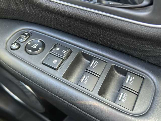 ホンダ ヴェゼル ハイブリッド Z ホンダセンシング 千葉県 2017(平29)年 5.4万km クリスタルブラックパール 純正ナビ/フルセグＴＶ/ＣＤ/ＤＶＤ/ＵＳＢ/Ｂｌｕｅｔｏｏｔｈ接続/ＥＴＣ/レーダークルーズコントロール/バックカメラ/前方ドライブレコーダー/前後コーナーセンサー/前席シートヒーター/デジタルルームミラー/レーンキープアシスト/衝突被害軽減システム/盗難防止装置/スマートキー/プッシュシュスタート/ステアリングスイッチ/電動パーキング/オートブレーキホールド/純正アルミホイール/純正フロアマット/保証書