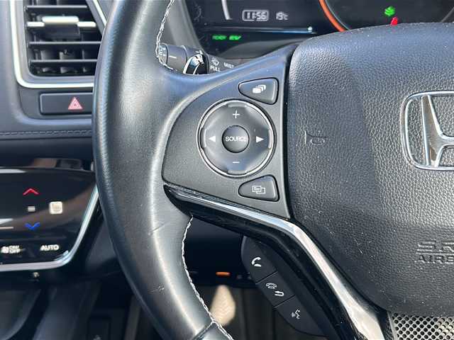 ホンダ ヴェゼル ハイブリッド Z ホンダセンシング 千葉県 2017(平29)年 5.4万km クリスタルブラックパール 純正ナビ/フルセグＴＶ/ＣＤ/ＤＶＤ/ＵＳＢ/Ｂｌｕｅｔｏｏｔｈ接続/ＥＴＣ/レーダークルーズコントロール/バックカメラ/前方ドライブレコーダー/前後コーナーセンサー/前席シートヒーター/デジタルルームミラー/レーンキープアシスト/衝突被害軽減システム/盗難防止装置/スマートキー/プッシュシュスタート/ステアリングスイッチ/電動パーキング/オートブレーキホールド/純正アルミホイール/純正フロアマット/保証書