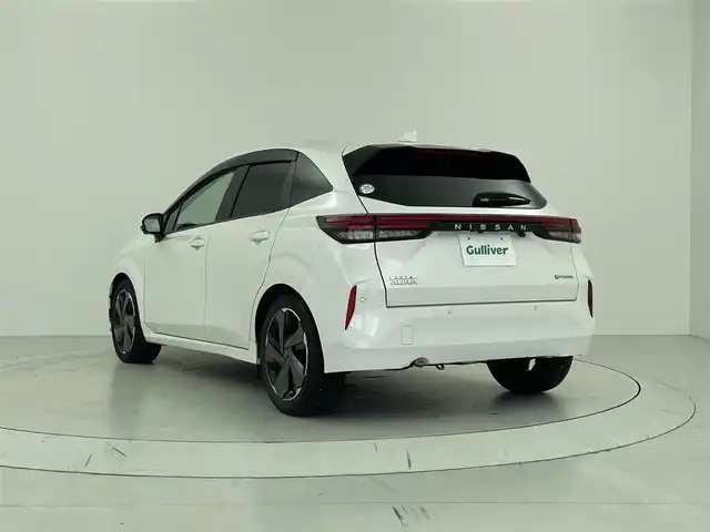 日産 オーラ G レザーエディション 大阪府 2022(令4)年 4.3万km ピュアホワイトパール エマージェンシーブレーキ/360°セーフティアシスト/　・インテリジェント FCW（前方衝突予測警報）/　・踏み間違い衝突防止アシスト/　・ LI（車線逸脱防止支援システム）/　・LDW（車線逸脱警報）/　・ DA（ふらつき警報）/　・ BSI（後側方衝突防止支援システム）/　・BSW（後側方車両検知警報）/　・RCTA（後退時車両検知警報）/　・アダプティブLEDヘッドライトシステム/　・標識検知機能/純正SDナビ（Bluetooth/CD/DVD）/フルセグTV/全方位カメラ/レーダークルーズコントロール/フォグランプ/レザーシート/純正17インチアルミホイール/スマートキー/ETC