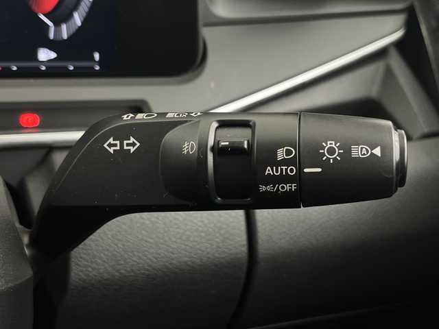 日産 オーラ G レザーエディション 大阪府 2022(令4)年 4.3万km ピュアホワイトパール エマージェンシーブレーキ/360°セーフティアシスト/　・インテリジェント FCW（前方衝突予測警報）/　・踏み間違い衝突防止アシスト/　・ LI（車線逸脱防止支援システム）/　・LDW（車線逸脱警報）/　・ DA（ふらつき警報）/　・ BSI（後側方衝突防止支援システム）/　・BSW（後側方車両検知警報）/　・RCTA（後退時車両検知警報）/　・アダプティブLEDヘッドライトシステム/　・標識検知機能/純正SDナビ（Bluetooth/CD/DVD）/フルセグTV/全方位カメラ/レーダークルーズコントロール/フォグランプ/レザーシート/純正17インチアルミホイール/スマートキー/ETC