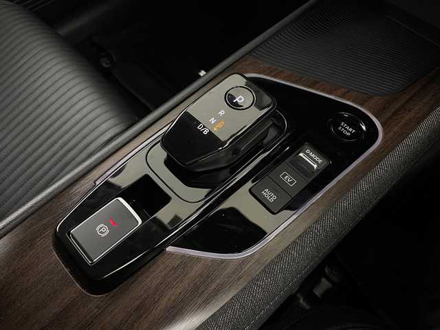 日産 オーラ G レザーエディション 大阪府 2022(令4)年 4.3万km ピュアホワイトパール エマージェンシーブレーキ/360°セーフティアシスト/　・インテリジェント FCW（前方衝突予測警報）/　・踏み間違い衝突防止アシスト/　・ LI（車線逸脱防止支援システム）/　・LDW（車線逸脱警報）/　・ DA（ふらつき警報）/　・ BSI（後側方衝突防止支援システム）/　・BSW（後側方車両検知警報）/　・RCTA（後退時車両検知警報）/　・アダプティブLEDヘッドライトシステム/　・標識検知機能/純正SDナビ（Bluetooth/CD/DVD）/フルセグTV/全方位カメラ/レーダークルーズコントロール/フォグランプ/レザーシート/純正17インチアルミホイール/スマートキー/ETC