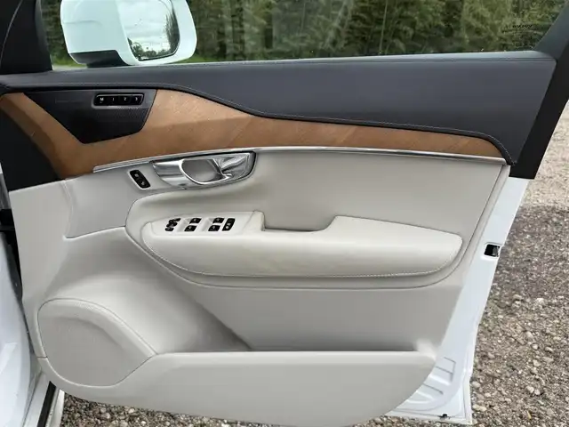 ボルボ ＸＣ９０ T6 AWD インスクリプション 兵庫県 2019(令1)年 6.8万km パール ワンオーナー/純正ナビ/全方位モニター/ハーマンカードンサウンドスピーカー/白革シート/ステアリングヒーター/パワーシート＆シートエアコン/パーキングアシスト/自動駐車/コーナリングライト/ブラインドスポット/ヘッドアップディスプレイ/レーダークルーズ