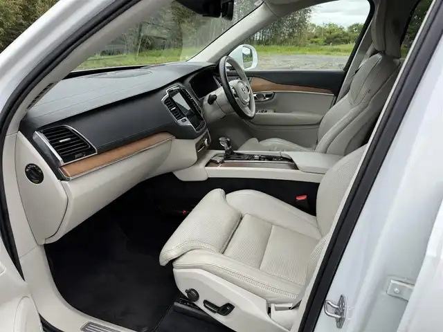 ボルボ ＸＣ９０ T6 AWD インスクリプション 兵庫県 2019(令1)年 6.8万km パール ワンオーナー/純正ナビ/全方位モニター/ハーマンカードンサウンドスピーカー/白革シート/ステアリングヒーター/パワーシート＆シートエアコン/パーキングアシスト/自動駐車/コーナリングライト/ブラインドスポット/ヘッドアップディスプレイ/レーダークルーズ