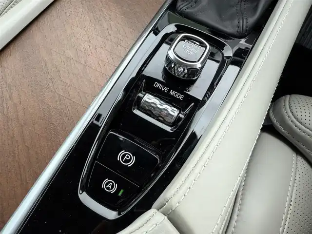 ボルボ ＸＣ９０ T6 AWD インスクリプション 兵庫県 2019(令1)年 6.8万km パール ワンオーナー/純正ナビ/全方位モニター/ハーマンカードンサウンドスピーカー/白革シート/ステアリングヒーター/パワーシート＆シートエアコン/パーキングアシスト/自動駐車/コーナリングライト/ブラインドスポット/ヘッドアップディスプレイ/レーダークルーズ