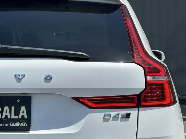 ボルボ ＸＣ６０ D4 AWD インスクリプション 茨城県 2020(令2)年 3.3万km クリスタルホワイトP 純正ナビ/・CD/・Bluetooth/・フルセグテレビ/・AppleCarPlay/・AndroidAuto/360°カメラ/・バックカメラ/・サイドカメラ/・フロントカメラ/白レザーシート/・全席シートヒーター/・D/N席エアシート/harman/kardonスピーカー/衝突軽減システム/・アダプティブクルーズコントロール/・レーンキープアシスト/・ブラインドスポットモニター/前後コーナーセンサー/・自動駐車/・自動発射/LEDヘッドライト/・オートライト/・オートハイビーム/純正19インチアルミホイール