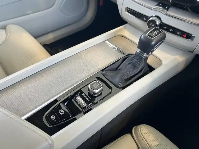 ボルボ ＸＣ６０ D4 AWD インスクリプション 茨城県 2020(令2)年 3.3万km クリスタルホワイトP 純正ナビ/・CD/・Bluetooth/・フルセグテレビ/・AppleCarPlay/・AndroidAuto/360°カメラ/・バックカメラ/・サイドカメラ/・フロントカメラ/白レザーシート/・全席シートヒーター/・D/N席エアシート/harman/kardonスピーカー/衝突軽減システム/・アダプティブクルーズコントロール/・レーンキープアシスト/・ブラインドスポットモニター/前後コーナーセンサー/・自動駐車/・自動発射/LEDヘッドライト/・オートライト/・オートハイビーム/純正19インチアルミホイール