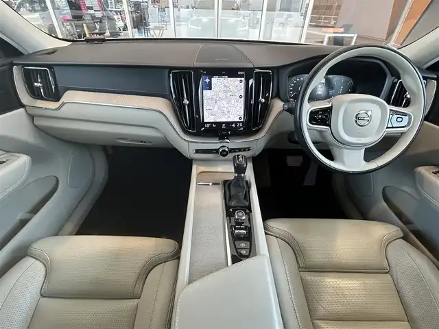 ボルボ ＸＣ６０ D4 AWD インスクリプション 茨城県 2020(令2)年 3.3万km クリスタルホワイトP 純正ナビ/・CD/・Bluetooth/・フルセグテレビ/・AppleCarPlay/・AndroidAuto/360°カメラ/・バックカメラ/・サイドカメラ/・フロントカメラ/白レザーシート/・全席シートヒーター/・D/N席エアシート/harman/kardonスピーカー/衝突軽減システム/・アダプティブクルーズコントロール/・レーンキープアシスト/・ブラインドスポットモニター/前後コーナーセンサー/・自動駐車/・自動発射/LEDヘッドライト/・オートライト/・オートハイビーム/純正19インチアルミホイール