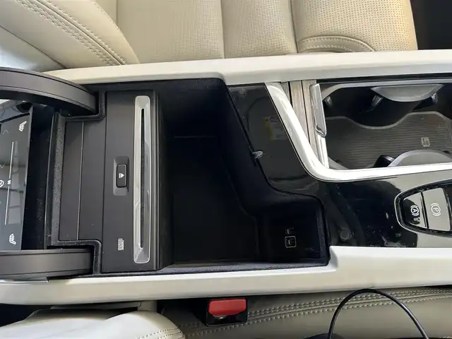ボルボ ＸＣ６０ D4 AWD インスクリプション 茨城県 2020(令2)年 3.3万km クリスタルホワイトP 純正ナビ/・CD/・Bluetooth/・フルセグテレビ/・AppleCarPlay/・AndroidAuto/360°カメラ/・バックカメラ/・サイドカメラ/・フロントカメラ/白レザーシート/・全席シートヒーター/・D/N席エアシート/harman/kardonスピーカー/衝突軽減システム/・アダプティブクルーズコントロール/・レーンキープアシスト/・ブラインドスポットモニター/前後コーナーセンサー/・自動駐車/・自動発射/LEDヘッドライト/・オートライト/・オートハイビーム/純正19インチアルミホイール