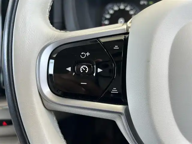 ボルボ ＸＣ６０ D4 AWD インスクリプション 茨城県 2020(令2)年 3.3万km クリスタルホワイトP 純正ナビ/・CD/・Bluetooth/・フルセグテレビ/・AppleCarPlay/・AndroidAuto/360°カメラ/・バックカメラ/・サイドカメラ/・フロントカメラ/白レザーシート/・全席シートヒーター/・D/N席エアシート/harman/kardonスピーカー/衝突軽減システム/・アダプティブクルーズコントロール/・レーンキープアシスト/・ブラインドスポットモニター/前後コーナーセンサー/・自動駐車/・自動発射/LEDヘッドライト/・オートライト/・オートハイビーム/純正19インチアルミホイール