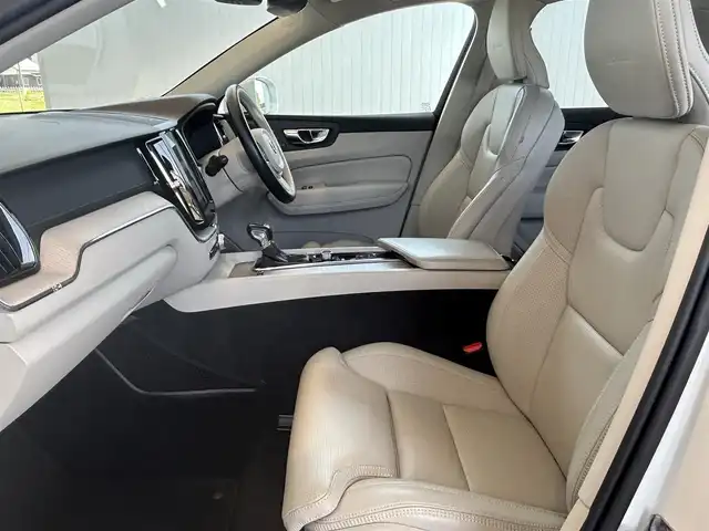 ボルボ ＸＣ６０ D4 AWD インスクリプション 茨城県 2020(令2)年 3.3万km クリスタルホワイトP 純正ナビ/・CD/・Bluetooth/・フルセグテレビ/・AppleCarPlay/・AndroidAuto/360°カメラ/・バックカメラ/・サイドカメラ/・フロントカメラ/白レザーシート/・全席シートヒーター/・D/N席エアシート/harman/kardonスピーカー/衝突軽減システム/・アダプティブクルーズコントロール/・レーンキープアシスト/・ブラインドスポットモニター/前後コーナーセンサー/・自動駐車/・自動発射/LEDヘッドライト/・オートライト/・オートハイビーム/純正19インチアルミホイール