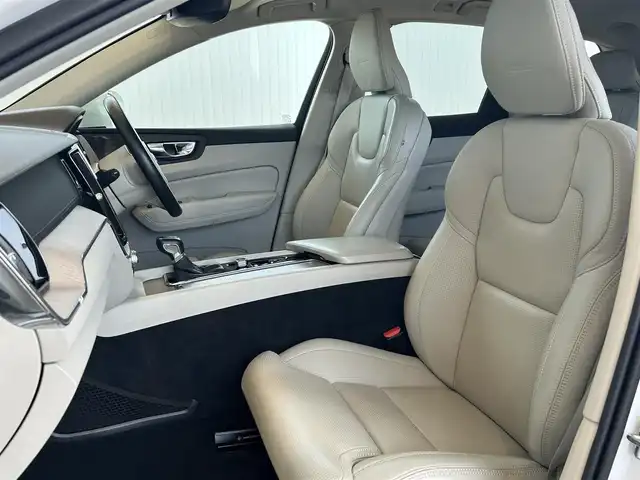 ボルボ ＸＣ６０ D4 AWD インスクリプション 茨城県 2020(令2)年 3.3万km クリスタルホワイトP 純正ナビ/・CD/・Bluetooth/・フルセグテレビ/・AppleCarPlay/・AndroidAuto/360°カメラ/・バックカメラ/・サイドカメラ/・フロントカメラ/白レザーシート/・全席シートヒーター/・D/N席エアシート/harman/kardonスピーカー/衝突軽減システム/・アダプティブクルーズコントロール/・レーンキープアシスト/・ブラインドスポットモニター/前後コーナーセンサー/・自動駐車/・自動発射/LEDヘッドライト/・オートライト/・オートハイビーム/純正19インチアルミホイール