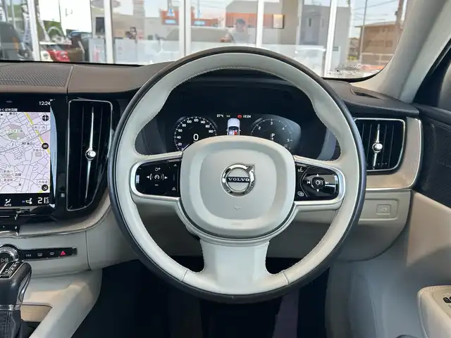 ボルボ ＸＣ６０ D4 AWD インスクリプション 茨城県 2020(令2)年 3.3万km クリスタルホワイトP 純正ナビ/・CD/・Bluetooth/・フルセグテレビ/・AppleCarPlay/・AndroidAuto/360°カメラ/・バックカメラ/・サイドカメラ/・フロントカメラ/白レザーシート/・全席シートヒーター/・D/N席エアシート/harman/kardonスピーカー/衝突軽減システム/・アダプティブクルーズコントロール/・レーンキープアシスト/・ブラインドスポットモニター/前後コーナーセンサー/・自動駐車/・自動発射/LEDヘッドライト/・オートライト/・オートハイビーム/純正19インチアルミホイール