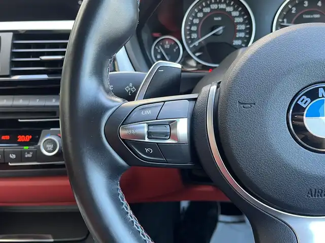 ＢＭＷ ４３５ｉ カブリオレ Mスポーツ 静岡県 2014(平26)年 5.3万km アルピンホワイトⅢ 赤革シート/ヘッドアップディスプレイ/純正ナビ/(CD/DVD/Bluetooth/ワンセグ)/衝突被害軽減システム/バックカメラ/クルーズコントロール/レーンキープアシスト/PDC/メモリー付パワーシート/シートヒーター/コンフォートアクセス/ETC/純正フロアマット/純正19インチアルミホイール/保証書/取説/スペアキー