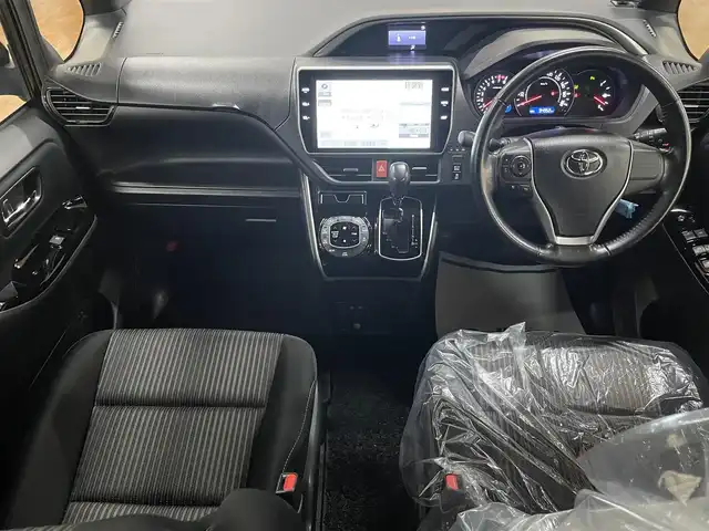 トヨタ ヴォクシー ZS 煌Ⅱ 道央・札幌 2019(令1)年 9.5万km イナズマスパーキングブラックガラスフレーク ワンオーナー/4WD/寒冷地仕様/純正10.5型ナビ/フルセグTV/CD/DVD/Bluetooth/SD/バックカメラ/純正フリップダウンモニター/両側パワスラ/ビルトインETC/衝突軽減ブレーキ/レーンキープアシスト/横滑り防止/オートマチックハイビーム/前後ドラレコ/純正エンジンスターター/クルーズコントロール/社外レーダー/プッシュスタート/スマートキー/純正16インチAW/保証書/取扱説明書