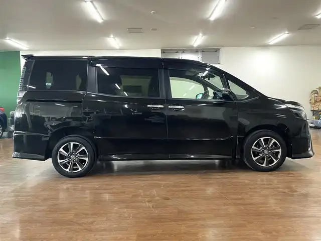 トヨタ ヴォクシー ZS 煌Ⅱ 道央・札幌 2019(令1)年 9.5万km イナズマスパーキングブラックガラスフレーク ワンオーナー/4WD/寒冷地仕様/純正10.5型ナビ/フルセグTV/CD/DVD/Bluetooth/SD/バックカメラ/純正フリップダウンモニター/両側パワスラ/ビルトインETC/衝突軽減ブレーキ/レーンキープアシスト/横滑り防止/オートマチックハイビーム/前後ドラレコ/純正エンジンスターター/クルーズコントロール/社外レーダー/プッシュスタート/スマートキー/純正16インチAW/保証書/取扱説明書