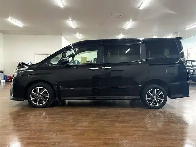 トヨタ ヴォクシー ZS 煌Ⅱ 道央・札幌 2019(令1)年 9.5万km イナズマスパーキングブラックガラスフレーク ワンオーナー/4WD/寒冷地仕様/純正10.5型ナビ/フルセグTV/CD/DVD/Bluetooth/SD/バックカメラ/純正フリップダウンモニター/両側パワスラ/ビルトインETC/衝突軽減ブレーキ/レーンキープアシスト/横滑り防止/オートマチックハイビーム/前後ドラレコ/純正エンジンスターター/クルーズコントロール/社外レーダー/プッシュスタート/スマートキー/純正16インチAW/保証書/取扱説明書