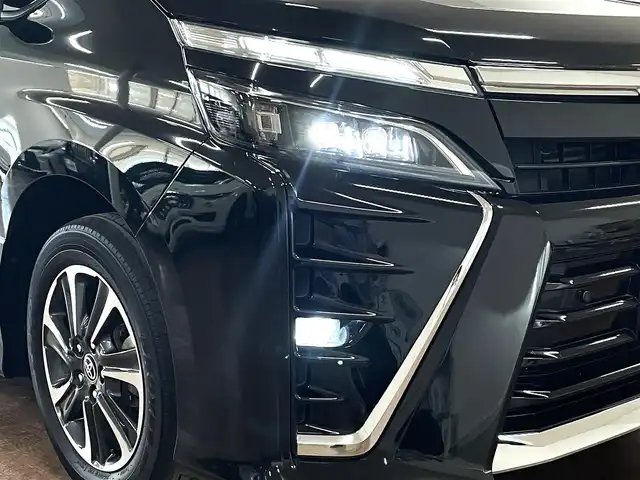 トヨタ ヴォクシー ZS 煌Ⅱ 道央・札幌 2019(令1)年 9.5万km イナズマスパーキングブラックガラスフレーク ワンオーナー/4WD/寒冷地仕様/純正10.5型ナビ/フルセグTV/CD/DVD/Bluetooth/SD/バックカメラ/純正フリップダウンモニター/両側パワスラ/ビルトインETC/衝突軽減ブレーキ/レーンキープアシスト/横滑り防止/オートマチックハイビーム/前後ドラレコ/純正エンジンスターター/クルーズコントロール/社外レーダー/プッシュスタート/スマートキー/純正16インチAW/保証書/取扱説明書