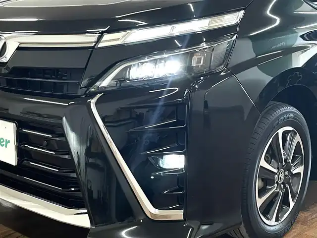 トヨタ ヴォクシー ZS 煌Ⅱ 道央・札幌 2019(令1)年 9.5万km イナズマスパーキングブラックガラスフレーク ワンオーナー/4WD/寒冷地仕様/純正10.5型ナビ/フルセグTV/CD/DVD/Bluetooth/SD/バックカメラ/純正フリップダウンモニター/両側パワスラ/ビルトインETC/衝突軽減ブレーキ/レーンキープアシスト/横滑り防止/オートマチックハイビーム/前後ドラレコ/純正エンジンスターター/クルーズコントロール/社外レーダー/プッシュスタート/スマートキー/純正16インチAW/保証書/取扱説明書