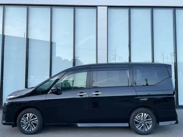 日産 セレナ ハイウェイスター V 大阪府 2023(令5)年 1.6万km ダイヤモンドブラック プロパイロット　/ハンドルアシスト　/ハンズフリードア　/純正マット　/オートマチックハイビーム　/LEDヘッドライト　/ブラインドスポットモニター　/スマートルームミラー　/前方ドライブレコーダー/アラウンドビューモニター