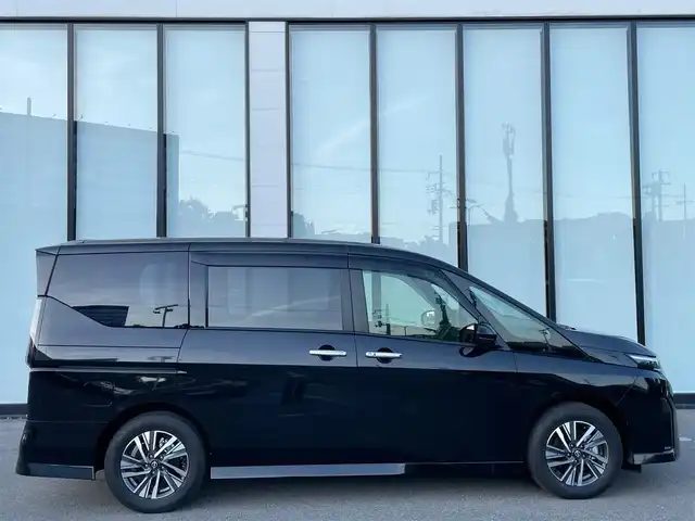 日産 セレナ ハイウェイスター V 大阪府 2023(令5)年 1.6万km ダイヤモンドブラック プロパイロット　/ハンドルアシスト　/ハンズフリードア　/純正マット　/オートマチックハイビーム　/LEDヘッドライト　/ブラインドスポットモニター　/スマートルームミラー　/前方ドライブレコーダー/アラウンドビューモニター