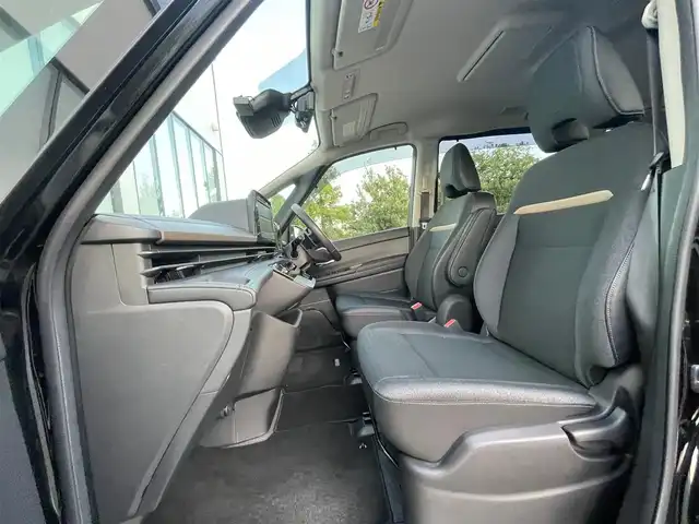 日産 セレナ ハイウェイスター V 大阪府 2023(令5)年 1.6万km ダイヤモンドブラック プロパイロット　/ハンドルアシスト　/ハンズフリードア　/純正マット　/オートマチックハイビーム　/LEDヘッドライト　/ブラインドスポットモニター　/スマートルームミラー　/前方ドライブレコーダー/アラウンドビューモニター
