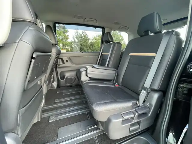 日産 セレナ ハイウェイスター V 大阪府 2023(令5)年 1.6万km ダイヤモンドブラック プロパイロット　/ハンドルアシスト　/ハンズフリードア　/純正マット　/オートマチックハイビーム　/LEDヘッドライト　/ブラインドスポットモニター　/スマートルームミラー　/前方ドライブレコーダー/アラウンドビューモニター
