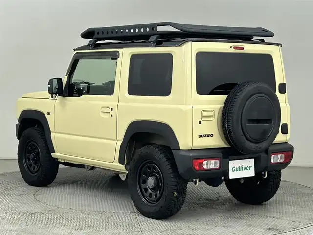 スズキ ジムニー XC 道央・札幌 2020(令2)年 4.3万km シフォンアイボリーメタリックブラック2トーンルーフ ・４WD/・オーバーフェンダー/・背面タイヤカバー/・バックドアヒンジカバー/・ブラックルーフ/・ルーフラック/・社外グリル/・レザー調シートカバー/・社外LEDフロントフォグ/・衝突被害軽減ブレーキ/・レーンキープアシスト/・クルーズコントロール/・オートハイビーム/・純正メモリナビ/・フルセグ/BT/CD/DVD/・バックカメラ/・ケンウッド製ツイーター/・LEDヘッドライト/・プッシュスタート/・スマートキー