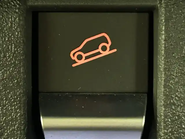 スズキ ジムニー XC 道央・札幌 2020(令2)年 4.3万km シフォンアイボリーメタリックブラック2トーンルーフ ・４WD/・オーバーフェンダー/・背面タイヤカバー/・バックドアヒンジカバー/・ブラックルーフ/・ルーフラック/・社外グリル/・レザー調シートカバー/・社外LEDフロントフォグ/・衝突被害軽減ブレーキ/・レーンキープアシスト/・クルーズコントロール/・オートハイビーム/・純正メモリナビ/・フルセグ/BT/CD/DVD/・バックカメラ/・ケンウッド製ツイーター/・LEDヘッドライト/・プッシュスタート/・スマートキー