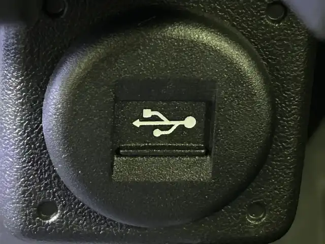 スズキ ジムニー XC 道央・札幌 2020(令2)年 4.3万km シフォンアイボリーメタリックブラック2トーンルーフ ・４WD/・オーバーフェンダー/・背面タイヤカバー/・バックドアヒンジカバー/・ブラックルーフ/・ルーフラック/・社外グリル/・レザー調シートカバー/・社外LEDフロントフォグ/・衝突被害軽減ブレーキ/・レーンキープアシスト/・クルーズコントロール/・オートハイビーム/・純正メモリナビ/・フルセグ/BT/CD/DVD/・バックカメラ/・ケンウッド製ツイーター/・LEDヘッドライト/・プッシュスタート/・スマートキー