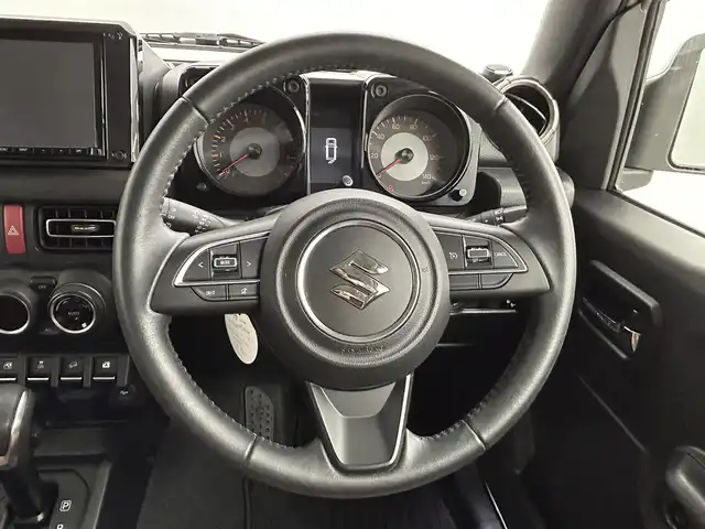 スズキ ジムニー XC 道央・札幌 2020(令2)年 4.3万km シフォンアイボリーメタリックブラック2トーンルーフ ・４WD/・オーバーフェンダー/・背面タイヤカバー/・バックドアヒンジカバー/・ブラックルーフ/・ルーフラック/・社外グリル/・レザー調シートカバー/・社外LEDフロントフォグ/・衝突被害軽減ブレーキ/・レーンキープアシスト/・クルーズコントロール/・オートハイビーム/・純正メモリナビ/・フルセグ/BT/CD/DVD/・バックカメラ/・ケンウッド製ツイーター/・LEDヘッドライト/・プッシュスタート/・スマートキー