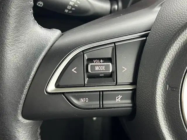 スズキ ジムニー XC 道央・札幌 2020(令2)年 4.3万km シフォンアイボリーメタリックブラック2トーンルーフ ・４WD/・オーバーフェンダー/・背面タイヤカバー/・バックドアヒンジカバー/・ブラックルーフ/・ルーフラック/・社外グリル/・レザー調シートカバー/・社外LEDフロントフォグ/・衝突被害軽減ブレーキ/・レーンキープアシスト/・クルーズコントロール/・オートハイビーム/・純正メモリナビ/・フルセグ/BT/CD/DVD/・バックカメラ/・ケンウッド製ツイーター/・LEDヘッドライト/・プッシュスタート/・スマートキー