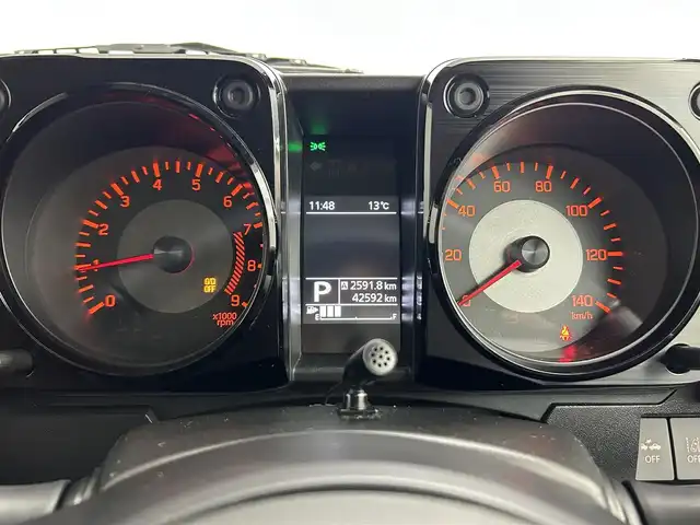 スズキ ジムニー XC 道央・札幌 2020(令2)年 4.3万km シフォンアイボリーメタリックブラック2トーンルーフ ・４WD/・オーバーフェンダー/・背面タイヤカバー/・バックドアヒンジカバー/・ブラックルーフ/・ルーフラック/・社外グリル/・レザー調シートカバー/・社外LEDフロントフォグ/・衝突被害軽減ブレーキ/・レーンキープアシスト/・クルーズコントロール/・オートハイビーム/・純正メモリナビ/・フルセグ/BT/CD/DVD/・バックカメラ/・ケンウッド製ツイーター/・LEDヘッドライト/・プッシュスタート/・スマートキー