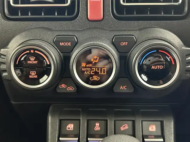 スズキ ジムニー XC 道央・札幌 2020(令2)年 4.3万km シフォンアイボリーメタリックブラック2トーンルーフ ・４WD/・オーバーフェンダー/・背面タイヤカバー/・バックドアヒンジカバー/・ブラックルーフ/・ルーフラック/・社外グリル/・レザー調シートカバー/・社外LEDフロントフォグ/・衝突被害軽減ブレーキ/・レーンキープアシスト/・クルーズコントロール/・オートハイビーム/・純正メモリナビ/・フルセグ/BT/CD/DVD/・バックカメラ/・ケンウッド製ツイーター/・LEDヘッドライト/・プッシュスタート/・スマートキー