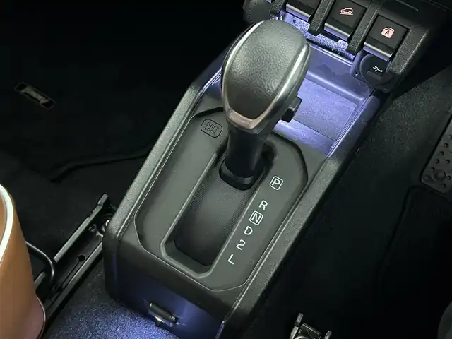 スズキ ジムニー XC 道央・札幌 2020(令2)年 4.3万km シフォンアイボリーメタリックブラック2トーンルーフ ・４WD/・オーバーフェンダー/・背面タイヤカバー/・バックドアヒンジカバー/・ブラックルーフ/・ルーフラック/・社外グリル/・レザー調シートカバー/・社外LEDフロントフォグ/・衝突被害軽減ブレーキ/・レーンキープアシスト/・クルーズコントロール/・オートハイビーム/・純正メモリナビ/・フルセグ/BT/CD/DVD/・バックカメラ/・ケンウッド製ツイーター/・LEDヘッドライト/・プッシュスタート/・スマートキー