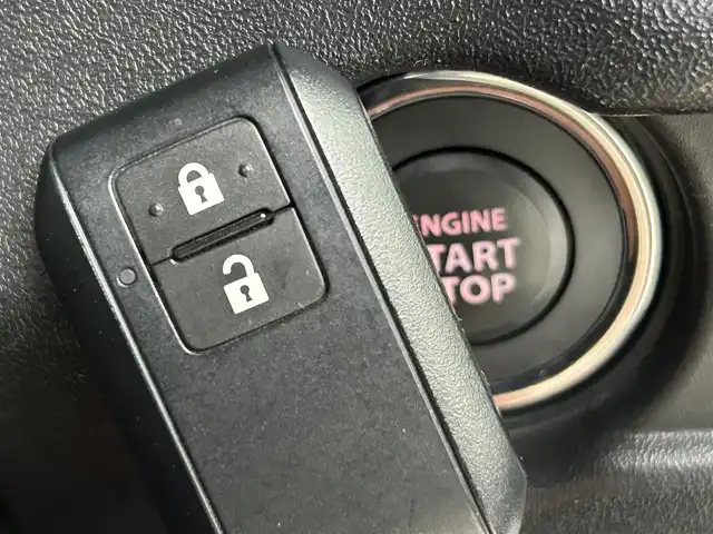 スズキ ジムニー XC 道央・札幌 2020(令2)年 4.3万km シフォンアイボリーメタリックブラック2トーンルーフ ・４WD/・オーバーフェンダー/・背面タイヤカバー/・バックドアヒンジカバー/・ブラックルーフ/・ルーフラック/・社外グリル/・レザー調シートカバー/・社外LEDフロントフォグ/・衝突被害軽減ブレーキ/・レーンキープアシスト/・クルーズコントロール/・オートハイビーム/・純正メモリナビ/・フルセグ/BT/CD/DVD/・バックカメラ/・ケンウッド製ツイーター/・LEDヘッドライト/・プッシュスタート/・スマートキー